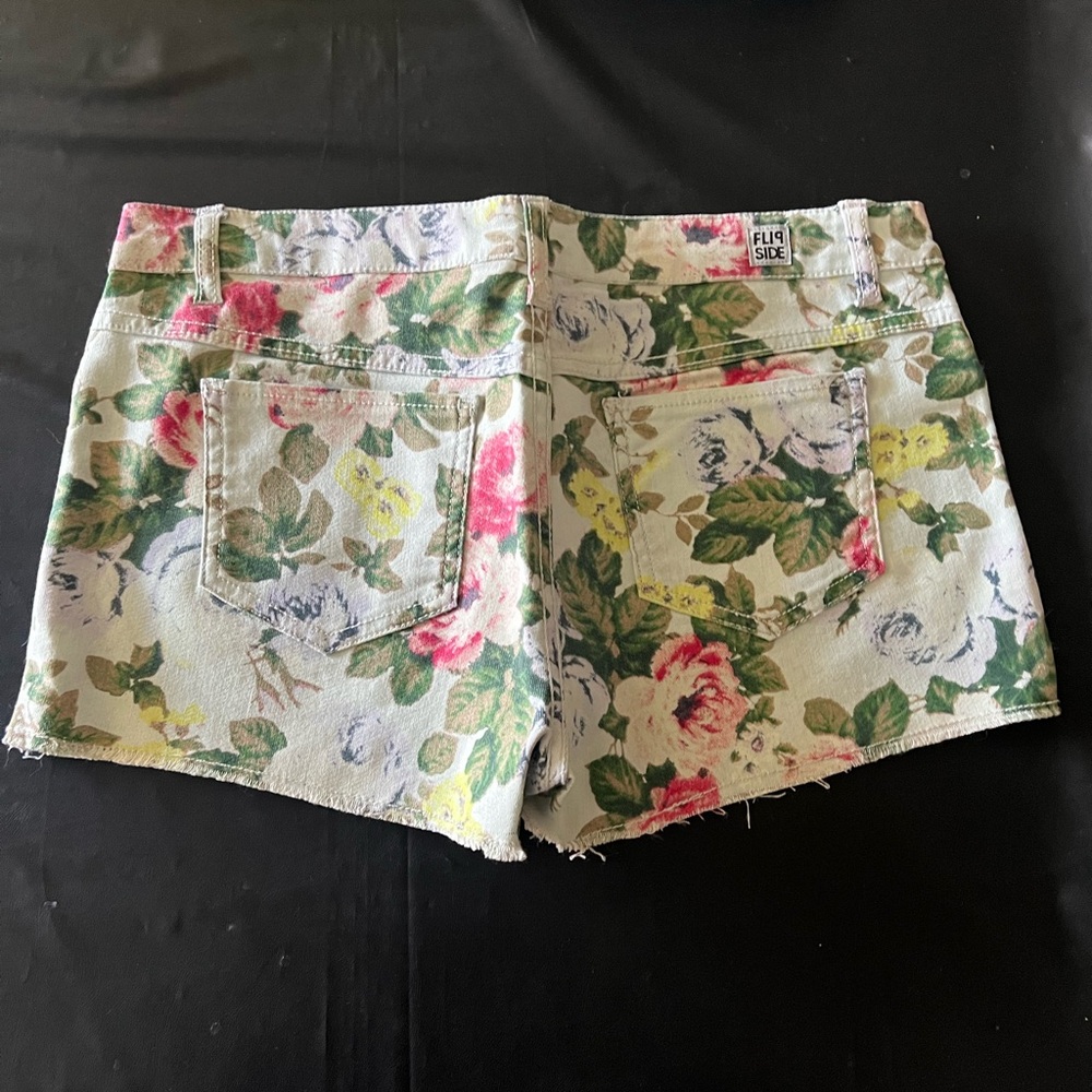 Flipside Reversible Shorts - Picture 2 of 4